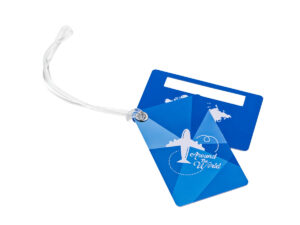 Blauer doppelter Kofferanhänger mit Flugzeug-Aufdruck und "Around the World" Schriftzug. Reise-Identifikator mit transparenter Schlaufe. Werbeartikel für Firmen. Hersteller AMGS Group.