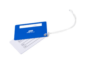 Blauer Gepäckanhänger mit weißem AMGS Group Logo. Kofferschild mit Adressfeld und Kunststoffschlaufe. Personalisiertes Firmengeschenk. Hersteller AMGS Group.