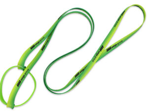 Flexibles Schlüsselband mit grünem Silikonband – passt für Flaschen und Becher. Von der AMGS Group.
