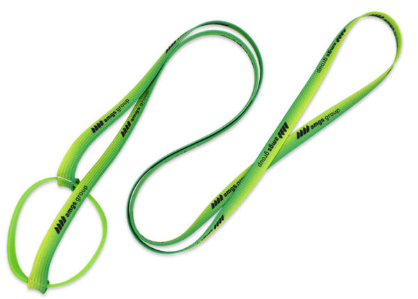 Flexibles Schlüsselband mit grünem Silikonband – passt für Flaschen und Becher. Von der AMGS Group.
