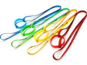 Flexible Lanyards mit Silikonbändern in verschiedenen Farben – perfekt für Flaschen und Becher. Von der AMGS Group