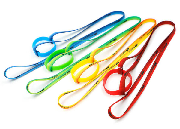 Flexible Lanyards mit Silikonbändern in verschiedenen Farben – perfekt für Flaschen und Becher. Von der AMGS Group