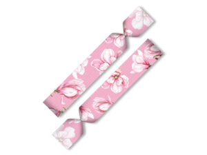 Süßes rosa Twistband-Haargummi mit verspieltem Blumenmuster, ideal als trendiges Accessoire und aufmerksames Kundengeschenk. Erhältlich bei AMGS Group.