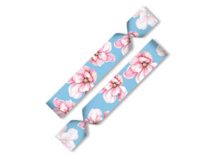 Zartes hellblaues Twistband-Haargummi mit elegantem Blumenmuster, ideal als stilvolles Accessoire und Kundengeschenk. Erhältlich bei AMGS Group.