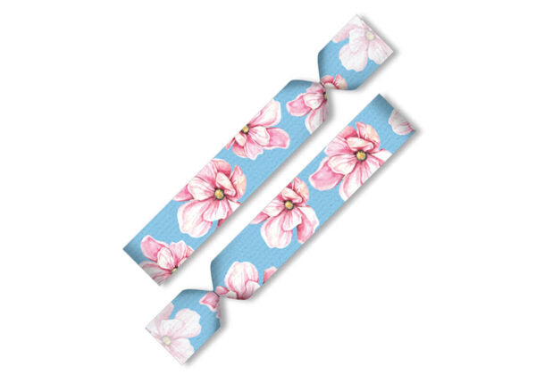 Zartes hellblaues Twistband-Haargummi mit elegantem Blumenmuster, ideal als stilvolles Accessoire und Kundengeschenk. Erhältlich bei AMGS Group.