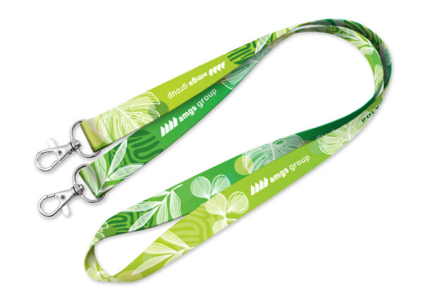 Grüner Polyester-Lanyard mit natürlichem Blattmuster und zwei Karabinern, ideal für umweltfreundliches Branding und Event-Präsenz. Erhältlich bei AMGS Group.
