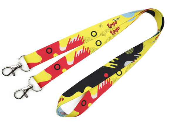 Farbenfroher gelb-rosafarbener Polyester-Lanyard mit lebhaftem Muster und zwei Karabinern, ideal für kreative Kampagnen und dynamisches Marketing. Erhältlich bei AMGS Group.