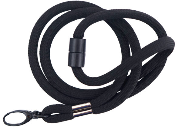 Robustes schwarzes Rundkordel-Schlüsselband mit Farblogo und Sicherheitsfunktion, perfekt als langlebiges und auffälliges Werbegeschenk. Entdecken Sie das Angebot der AMGS Group.