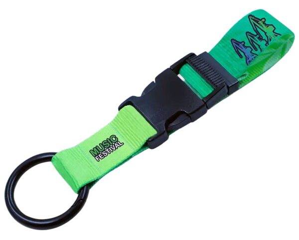 Grünes Schlüsselband mit transparentem Clipverschluss und rundem Ring. AMGS Group.