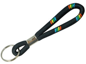 Schlüsselanhänger aus Schlauchband. Robuster schwarzer schluesselanhaenger aus schlauchband mit logo, Akzenten und Metallring, ideal für ein sportliches und kompaktes Branding. Erhältlich bei AMGS Group.