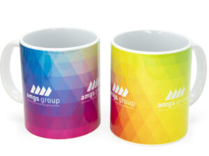 Bunte Keramiktasse mit Logodruck und geometrischem Design – ein stilvolles Werbemittel mit Möglichkeit zur Individualisierung. Entdecken Sie das Angebot der AMGS Group.