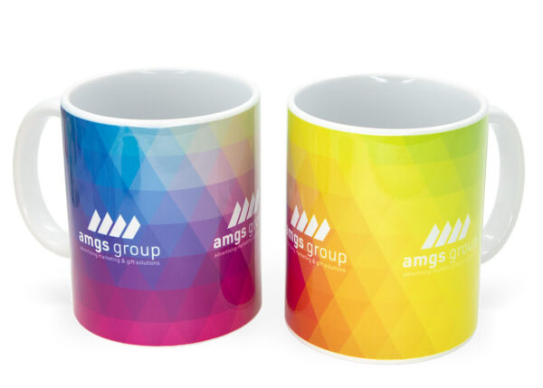 Bunte Keramiktasse mit Logodruck und geometrischem Design – ein stilvolles Werbemittel mit Möglichkeit zur Individualisierung. Entdecken Sie das Angebot der AMGS Group.