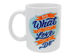 Keramiktasse mit hochwertigem Logodruck in Blau und Orange mit motivierendem Text – ideales personalisierbares Gadget für den täglichen Gebrauch. Entdecken Sie das Angebot der AMGS Group.