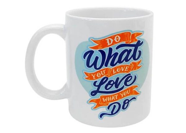 Keramiktasse mit hochwertigem Logodruck in Blau und Orange mit motivierendem Text – ideales personalisierbares Gadget für den täglichen Gebrauch. Entdecken Sie das Angebot der AMGS Group.