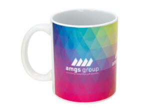 Farbenfrohe Keramiktasse mit Logodruck und lebhaftem, geometrischem Design, ideal für eine moderne Markenkommunikation. Erhältlich bei AMGS Group.