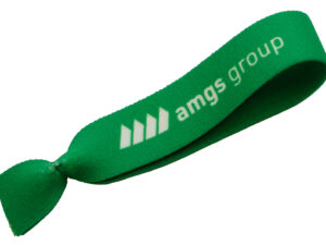 Bedrucktes Twistband-Haargummi. Elastisches Twistband-Haargummi mit Blumenmuster und Logodruck. AMGS Group.