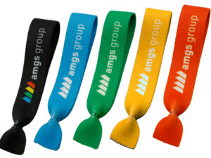 Set aus elastischen Twistband-Haargummis in verschiedenen Farben mit "amgs group" Logo, ideal als vielseitiges Werbegeschenk für diverse Zielgruppen. Erhältlich bei AMGS Group.