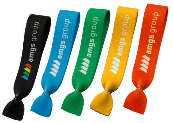 Set aus elastischen Twistband-Haargummis in verschiedenen Farben mit "amgs group" Logo, ideal als vielseitiges Werbegeschenk für diverse Zielgruppen. Erhältlich bei AMGS Group.