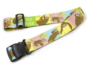 Farbiger Gepäckgurt mit Sloth-Motiv – individualisierbar mit Branding. Geripptes Polyester. AMGS Group.