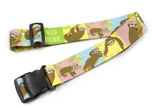Farbiger Gepäckgurt mit Sloth-Motiv – individualisierbar mit Branding. Geripptes Polyester. AMGS Group.