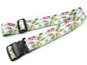 Personalisierter Koffergurt mit Logodruck, tropischem Flamingo-Muster und sicherer Schnalle, ideal für Reisebüros und Sommerkampagnen. geripptes Polyester. Erhältlich bei AMGS Group.