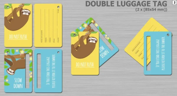Originelle doppelte Gepäckanhänger aus PVC mit individuellem Aufdruck ("DO NOT RUSH", "SLOW DOWN"), perfekt als nützliches und auffälliges Werbemittel für Reisebüros und Events. Entdecken Sie das Angebot der AMGS Group.