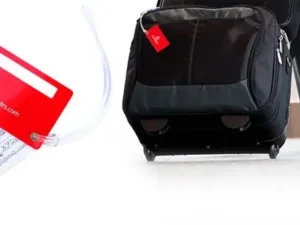 PVC-kofferanhaenger bedrucken mit Logodruck und Adressfeld, ideal für sichere Gepäckidentifikation und effektives Markenbranding auf Reisen. Erhältlich bei AMGS Group.