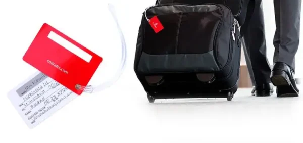 PVC-kofferanhaenger bedrucken mit Logodruck und Adressfeld, ideal für sichere Gepäckidentifikation und effektives Markenbranding auf Reisen. Erhältlich bei AMGS Group.