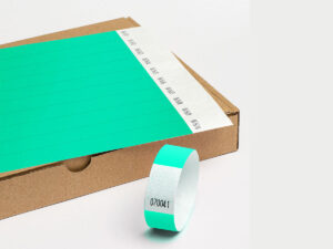 Wasserfeste Tyvek-Armbänder in Türkis/Aqua. Ideal für Schwimmbäder und Outdoor-Events. Hersteller AMGS Group.