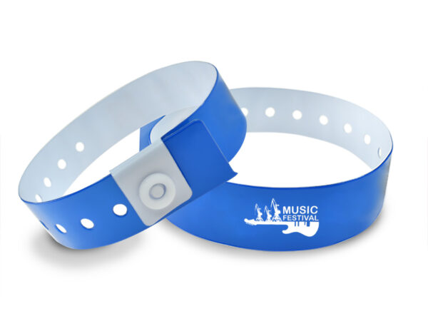Blaue Vinyl-Armbänder mit weißem "Music Festival"-Aufdruck und Gitarren-Grafik. Professionelles Branding von Event-Gadgets. Realisierung durch AMGS Group.