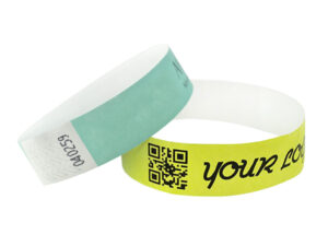 Einlassbänder aus Tyvek Bedrucken. Personalisiertes Tyvek-Band mit QR-Code und Firmenlogo. Sicherheitlösung für Festivals und Events. Hersteller AMGS Group.