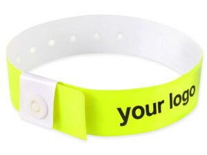 Neongelbes Vinyl-Armband mit schwarzem "your logo"-Aufdruck. Beispiel für personalisierte Einlassbänder für Konferenzen und Events. Hersteller AMGS Group.