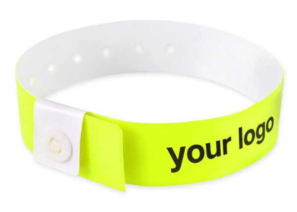 Neongelbes Vinyl-Armband mit schwarzem "your logo"-Aufdruck. Beispiel für personalisierte Einlassbänder für Konferenzen und Events. Hersteller AMGS Group.