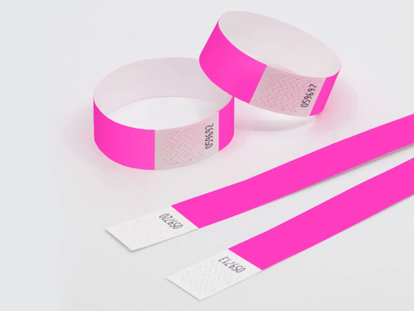 Neon-Pinke Tyvek-Bänder mit Nummerierung. Auffällige Farben für Diskotheken und Konzerte. Hersteller AMGS Group.