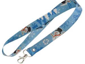 Blaues Schlüsselband aus FSC-zertifiziertem Washpaper mit Kunststoff-Clipverschluss – individuell bedruckt von AMGS GROUP.