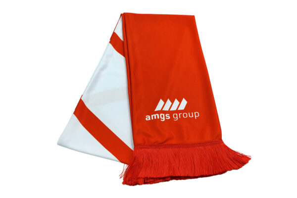 Zweifarbiger Werbeschal der AMGS Group mit markantem Logo und dichten Fransen, gefaltet präsentiert.