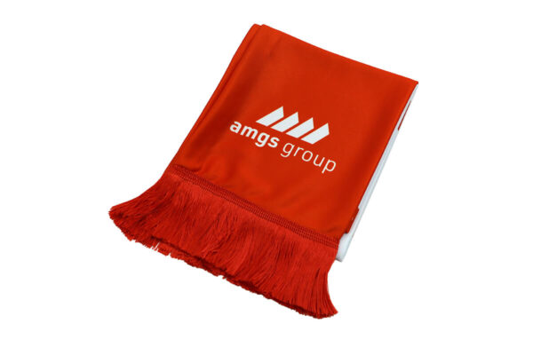 Roter Markenschal der AMGS Group mit weißem Logo und Fransen, in Nahaufnahme gezeigt.