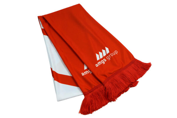 Roter Markenschal der AMGS Group mit weißem Logo und Fransen, in Nahaufnahme gezeigt.