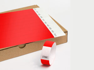 Rote Tyvek-Bänder im Bogen. Reißfestes, papierähnliches Material von DuPont für kurze Einsätze. Hersteller AMGS Group.