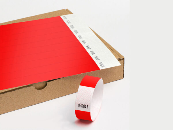 Rote Tyvek-Bänder im Bogen. Reißfestes, papierähnliches Material von DuPont für kurze Einsätze. Hersteller AMGS Group.