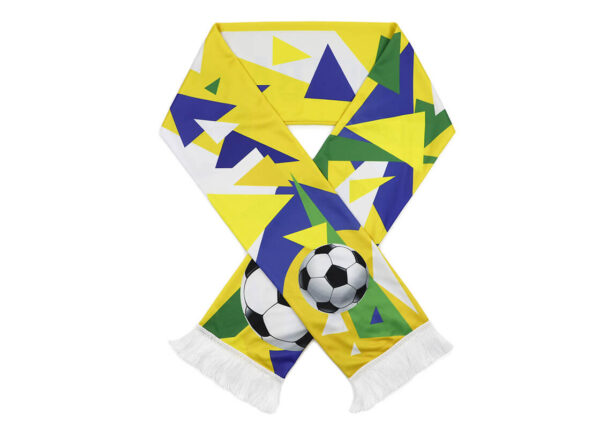 Sportschal im Brasilien-Design mit geometrischer Grafik und Fußballmotiv, mit weißen Fransen.