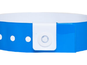 Vinyl Einlassbänder mit Logo. Glattes blaues Vinyl-Armband, 19mm breit, mit sicherem Druckverschluss. Identifikationsband für Hotelgäste und VIPs. Hersteller AMGS Group.