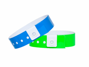Vinylarmband mit logo. Blaue und grüne Vinyl-Einlassbänder mit weißem Kunststoff-Druckverschluss. Robuste Kontrollbänder für die Eventbranche. Hersteller AMGS Group.
