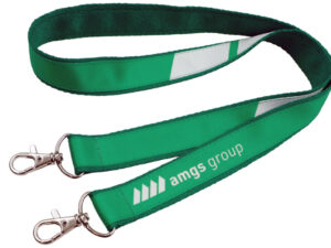 Grüner Doppel-Lanyard mit zwei Karabinern, ideal für eine stabile Ausweishalterung und effektives Branding. Erhältlich bei AMGS Group.