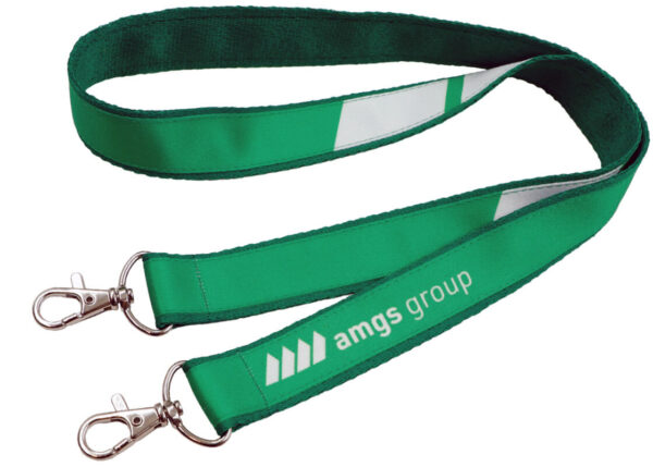 Grüner Doppel-Lanyard mit zwei Karabinern, ideal für eine stabile Ausweishalterung und effektives Branding. Erhältlich bei AMGS Group.