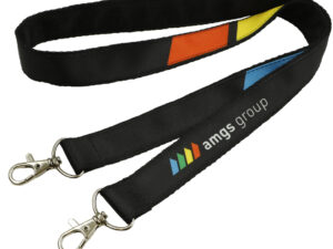 Schwarzer Doppel-Lanyard mit Doppelkarabiner, ideal für eine stabile Ausweishalterung und effektives Branding. Erhältlich bei AMGS Group.
