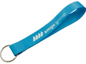 Robuster kurzer Schlüsselanhänger in elegantem Blau mit Metallring, ideal für eine prägnante Markenbotschaft. Erhältlich bei AMGS Group.