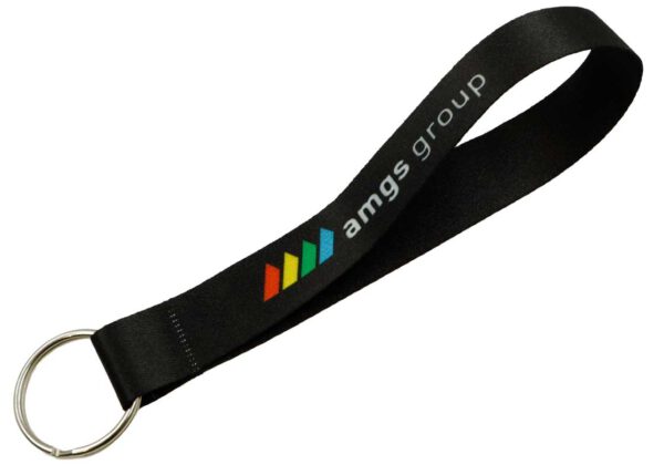 Edler kurzer Schlüsselanhänger in tiefem Schwarz mit robustem Metallring, ideal für einen professionellen und stilvollen Auftritt Ihrer Marke. Erhältlich bei AMGS Group.