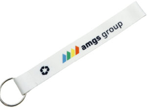 Weißer rpet schluesselanhaenger mit Recycling-Symbol und amgs group Logo, ideal für nachhaltiges Branding und als umweltfreundliches Werbegeschenk. Erhältlich bei AMGS Group.