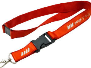 Doppel-Lanyard mit Doppelverschluss. Robustes rotes Schlüsselband mit doppelter Sicherheitslösung, perfekt als Werbegeschenk für Industrie und Events. Entdecken Sie das Angebot der AMGS Group.